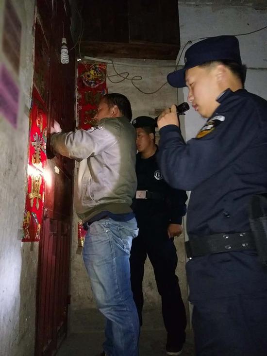 贺地区粗心妈妈误将幼女锁家中 民警全城寻开锁师傅开门